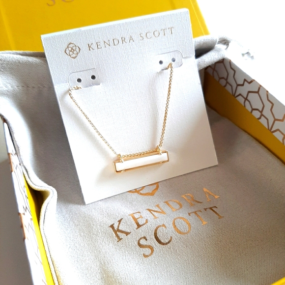 Kendra Scott Jewelry - NWT Leanor Gold Pendant Necklace In Ivory Pearl
